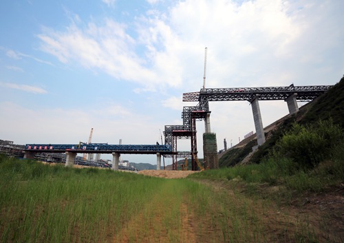 延能化項(xiàng)目管廊跨河大橋鋼桁架成功合龍_副本.jpg